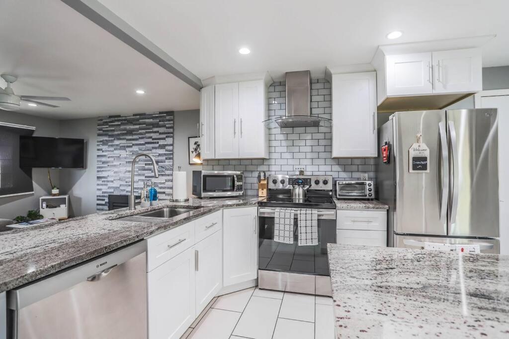 Large Gorgeous House * Patio W/ Outdoor Dining Apartment