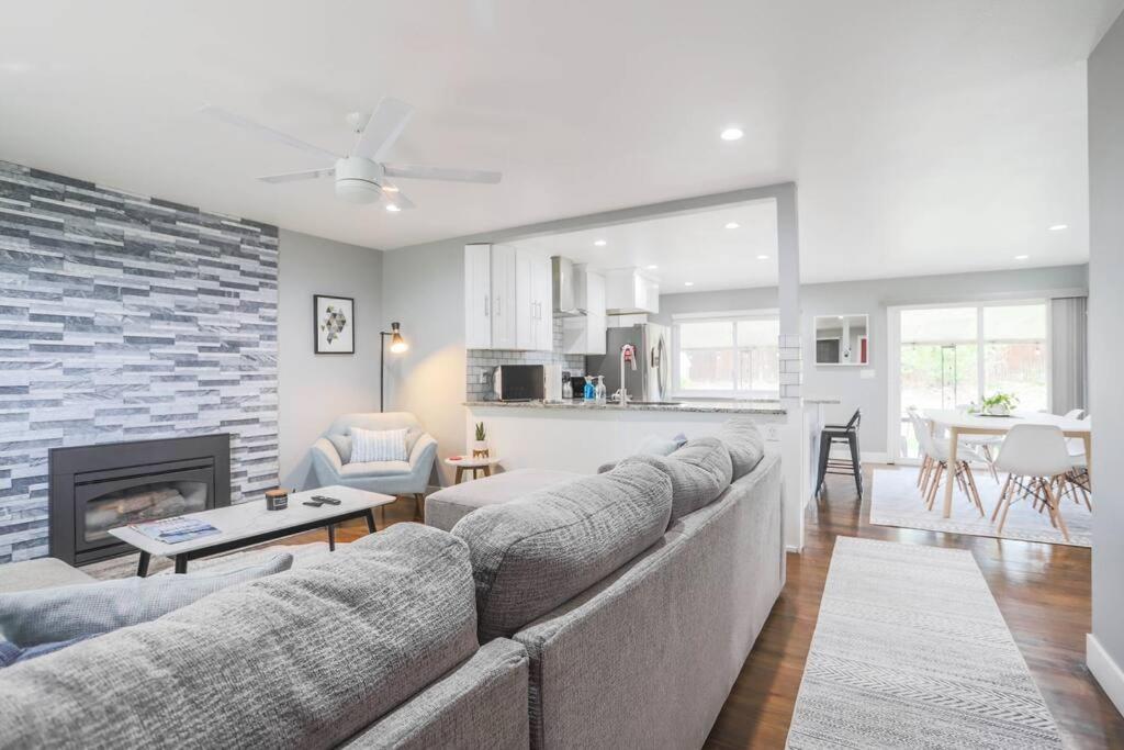 Apartment Large Gorgeous House * Patio W/ Outdoor Dining *